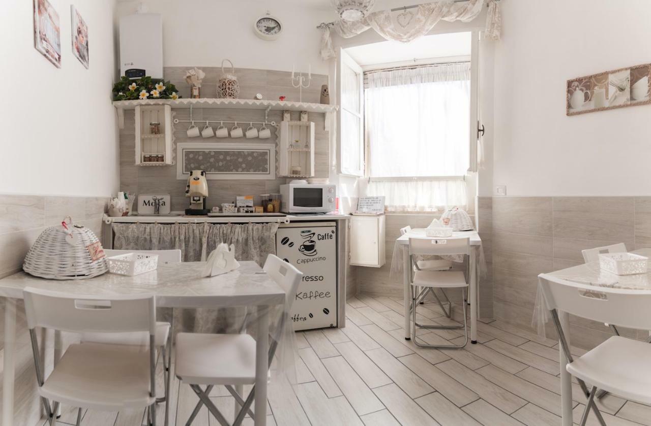 Bed and Breakfast Il Frangipane Formia Exterior foto